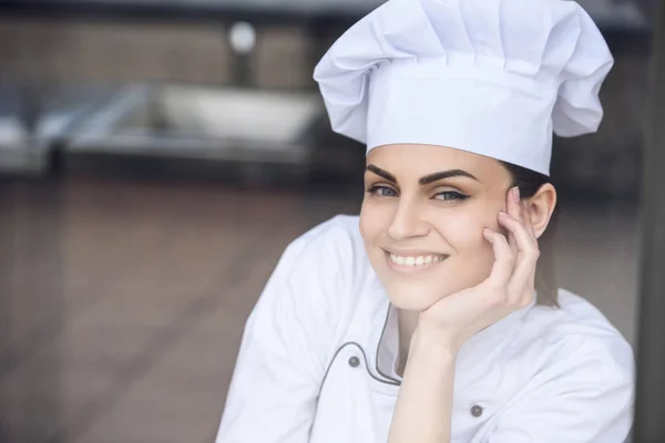 Lachende Aantrekkelijke Chef Kok Camera Bij Restaurant Keuken Kijken — Stockfoto