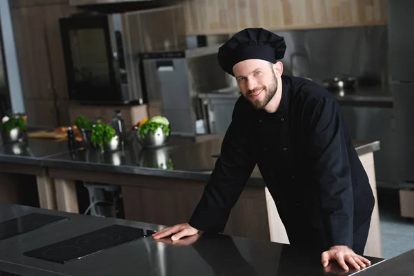 Snygg Chef Tittar Kameran Restaurang Kitchen — Stockfoto