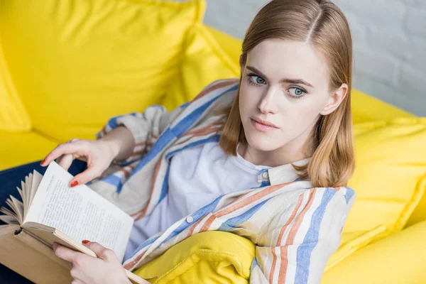 Jovem Elegante Segurando Livro Olhando Para Longe — Fotografia de Stock Grátis