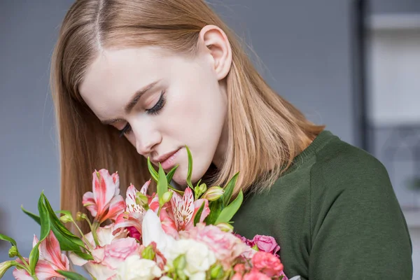 Attractive Young Woman Sniffing Bouquet Flowers — Free Stock Photo