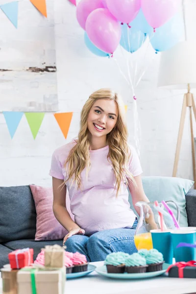 Hermosa Mujer Embarazada Sentada Sofá Mirando Cámara Concepto Fiesta Bebé —  Fotos de Stock
