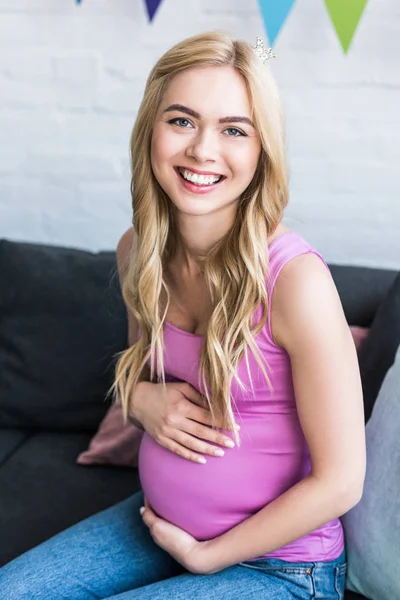 Χαμογελώντας Όμορφη Έγκυος Γυναίκα Κάθεται Στον Καναπέ Και Αγγίζουν Την — Φωτογραφία Αρχείου