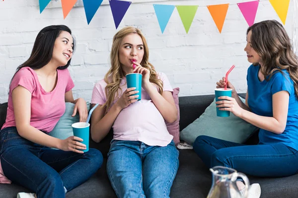 Multiculturele Vrienden Zwangere Vrouw Drinken Baby Partij — Stockfoto