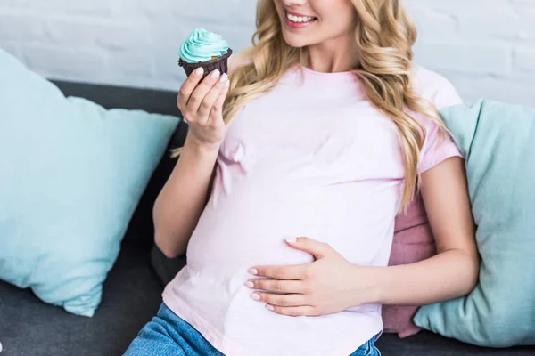 婴儿派对上抱着蛋糕和抚摸肚皮的孕妇裁剪图像 — 图库照片
