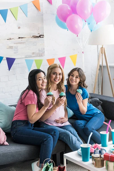 Lachende Multiculturele Vrienden Zwangere Vrouw Met Cupcakes Baby Partij — Stockfoto