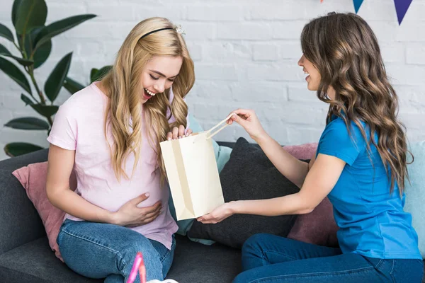 Side View Woman Presenting Gift Pregnant Friend Baby Party — Stock Photo, Image