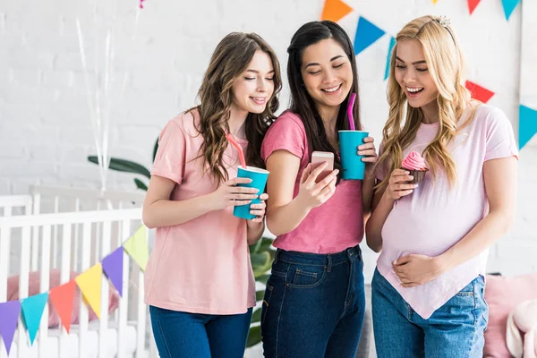 Amigos Multiculturais Mulher Grávida Olhando Para Smartphone Festa Chuveiro Bebê — Fotografia de Stock