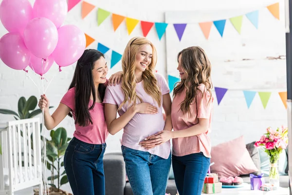 Multiculturele Vrouwen Aanraken Van Buik Van Zwangere Vriendin Baby Partij — Stockfoto