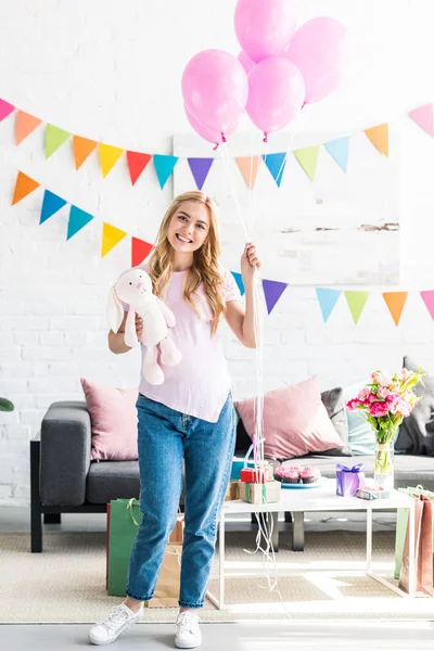 Hermosa Mujer Embarazada Pie Con Paquete Globos Juguete Conejo Fiesta — Foto de Stock