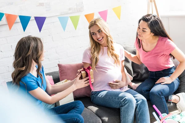 Amigos Multiculturais Presente Presente Para Mulher Grávida Baby Party — Fotografia de Stock