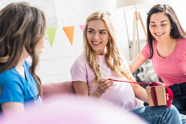 Mujer Embarazada Abriendo Regalo Amigos Multiculturales Fiesta Baby Shower — Foto de Stock