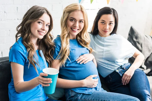 Amigos Multiculturais Com Bebida Mulher Grávida Olhando Para Câmera Baby — Fotografia de Stock