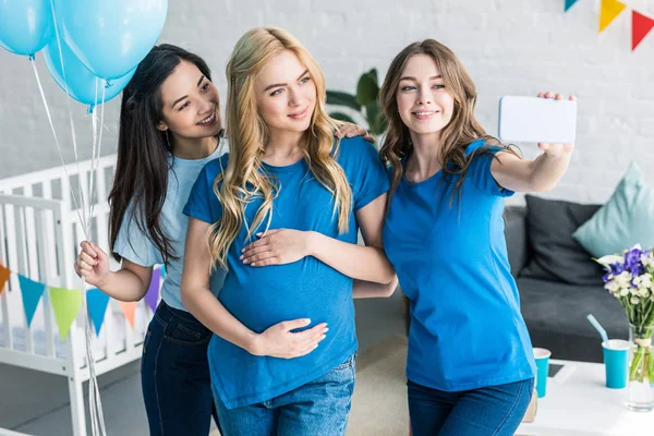 Mångkulturella Vänner Och Gravid Kvinna Tar Selfie Med Smartphone Baby — Stockfoto