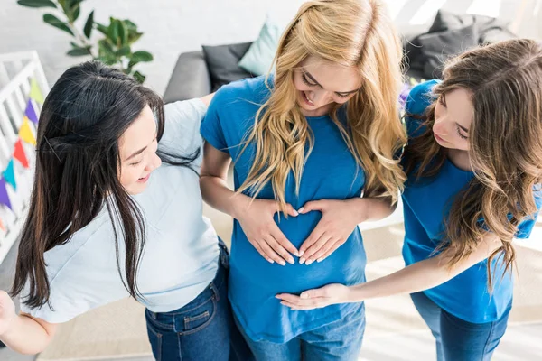 Hög Vinkel Syn Mångkulturella Vänner Och Gravid Kvinna Vidrör Magen — Stockfoto