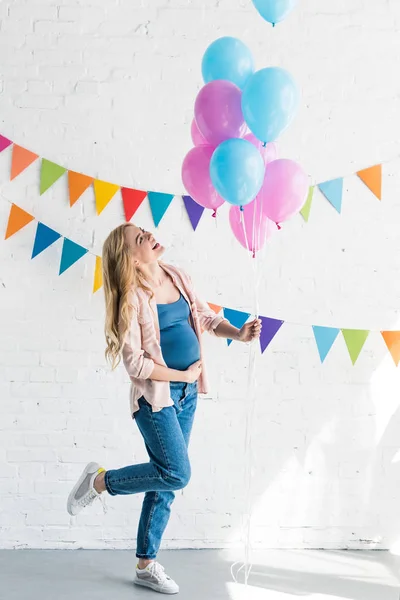 Side View Happy Beautiful Pregnant Woman Holding Bundle Balloons Baby — Stock Photo, Image