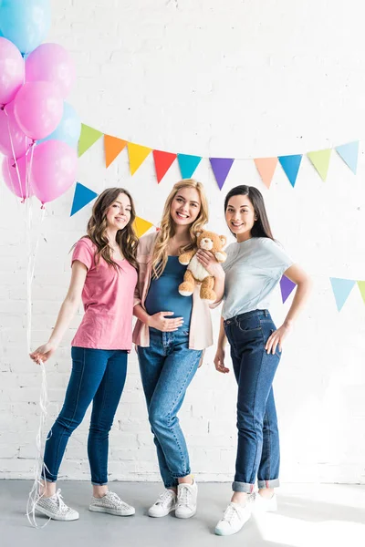 Sonrientes Amigos Multiétnicos Mujeres Embarazadas Mirando Cámara Fiesta Del Bebé —  Fotos de Stock