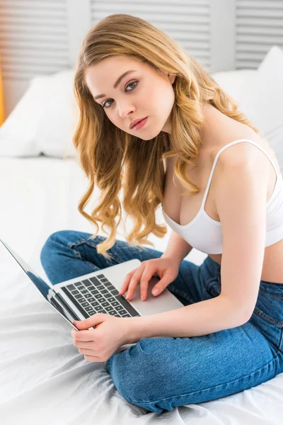 Приваблива Молода Жінка Використовує Ноутбук Спальні — стокове фото