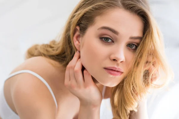 Portret Van Aantrekkelijke Jonge Blonde Vrouw Kijken Camera — Stockfoto