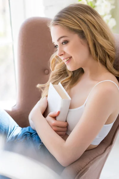 Atraente Sonhador Menina Segurando Livro Sentado Poltrona — Fotografia de Stock