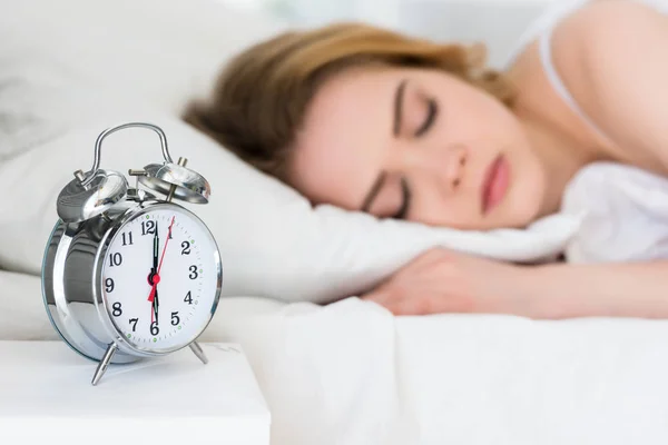 Enfoque Selectivo Niña Durmiendo Cama Con Despertador — Foto de Stock