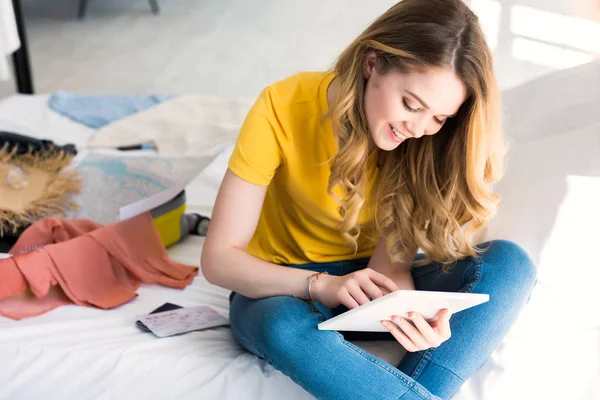 Hermosa Chica Feliz Utilizando Tableta Digital Mientras Que Embalaje Bolsa — Foto de Stock