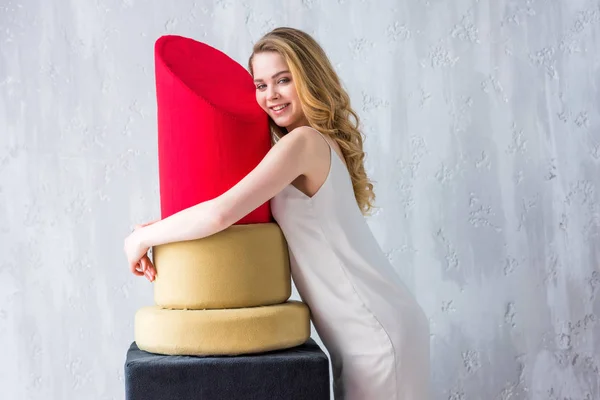 Sorrindo Menina Loira Abraçando Grande Batom Vermelho — Fotografia de Stock