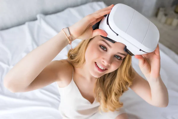 Bella Donna Sorridente Utilizzando Auricolare Realtà Virtuale Sul Letto — Foto stock gratuita