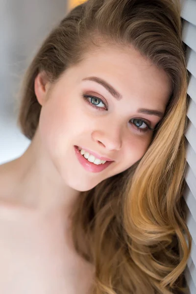 Retrato Sorrindo Menina Loira Olhando Para Câmera — Fotografia de Stock