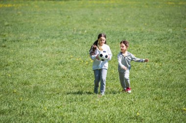 otsu çayır on futbol oynarken kardeş 