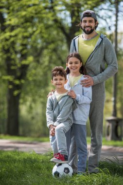 Futbol topu parkta ile sportif aile 