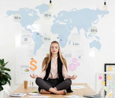 Sakin işkadını lotus position ofiste dolar işareti olan tabloda ve eller içinde çarkları ve dünya harita arka plan üzerinde meditasyon