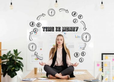 Sakin işkadını ofiste zaman para yazıt ve para ve zaman devre için tabloda lotus pozisyonda meditasyon