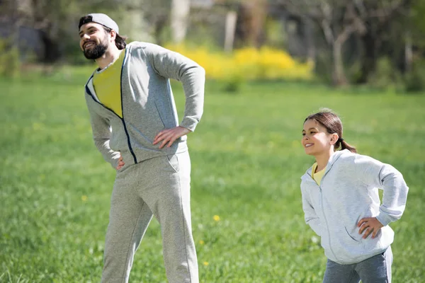 Happy Father Daughter Doing Physical Exercise Park — Stock Photo, Image