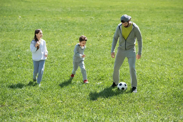 Crianças Jogando Futebol Com Pai Parque — Fotografia de Stock