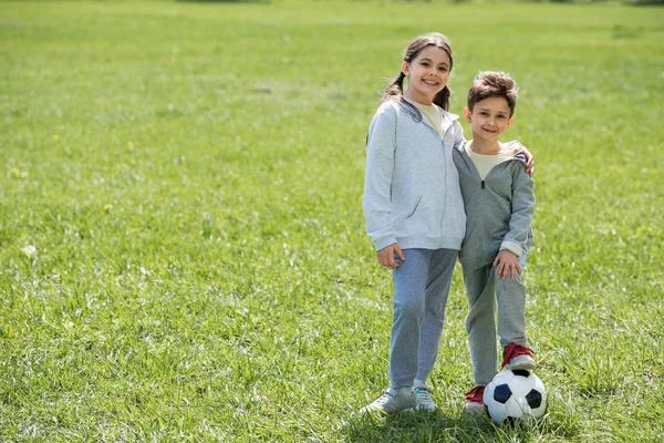 Gelukkig Broer Zus Met Bal Staan Grazige Weide — Stockfoto