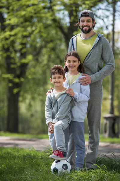 Sportieve Familie Met Voetbal Park — Stockfoto