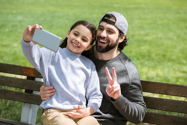Córka Biorąc Selfie Ojciec Czyni Gest Pokoju Parku — Zdjęcie stockowe