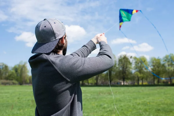 Rear View Man Flying Kite Grassy Meadow Park — Stock Photo, Image