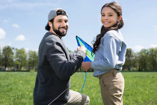 Happy Daughter Father Kite Meadow Park — Stock Photo, Image