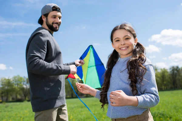 Bambino Sorridente Con Padre Che Tiene Aquilone Sul Prato — Foto Stock