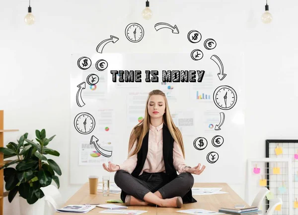 Tranquila Mujer Negocios Meditando Posición Loto Mesa Oficina Con Tiempo —  Fotos de Stock