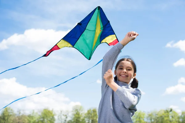 Alacsony Szög Kilátás Mosolygó Gyermek Gazdaság Kite Park — Stock Fotó