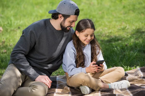 Father Watching Daughter Using Smartphone Plaid Park — Stock Photo, Image