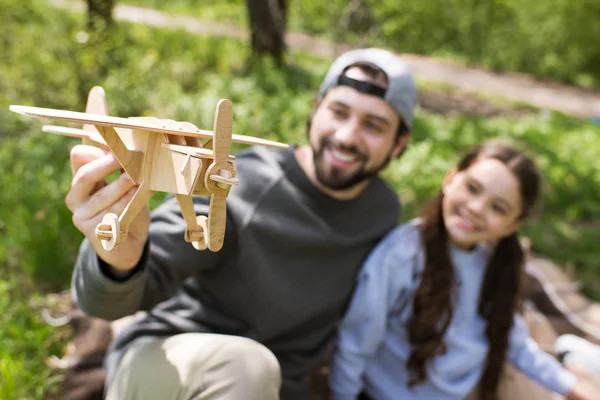 Father Daughter Playing Wooden Toy Plane Park — Free Stock Photo