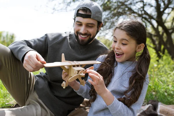 Lächelnde Tochter Und Vater Spielen Mit Holzflugzeug Park — Stockfoto