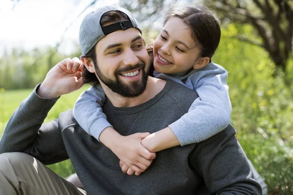 Sorrindo Filha Abraçando Pai Por Trás — Fotografia de Stock