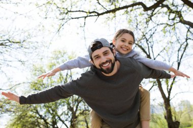 Baba geri Park'ta üzerinde kızının düşük açılı görünüş