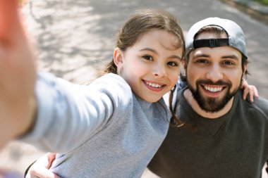 Babası Park gülümseyen kızı alarak selfie