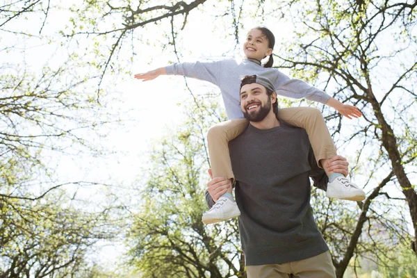 Vista Angolo Basso Figlia Seduta Spalle Padre Parco — Foto Stock