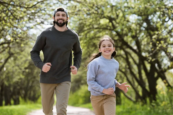 Smilende Far Datter Som Løper Parken – stockfoto